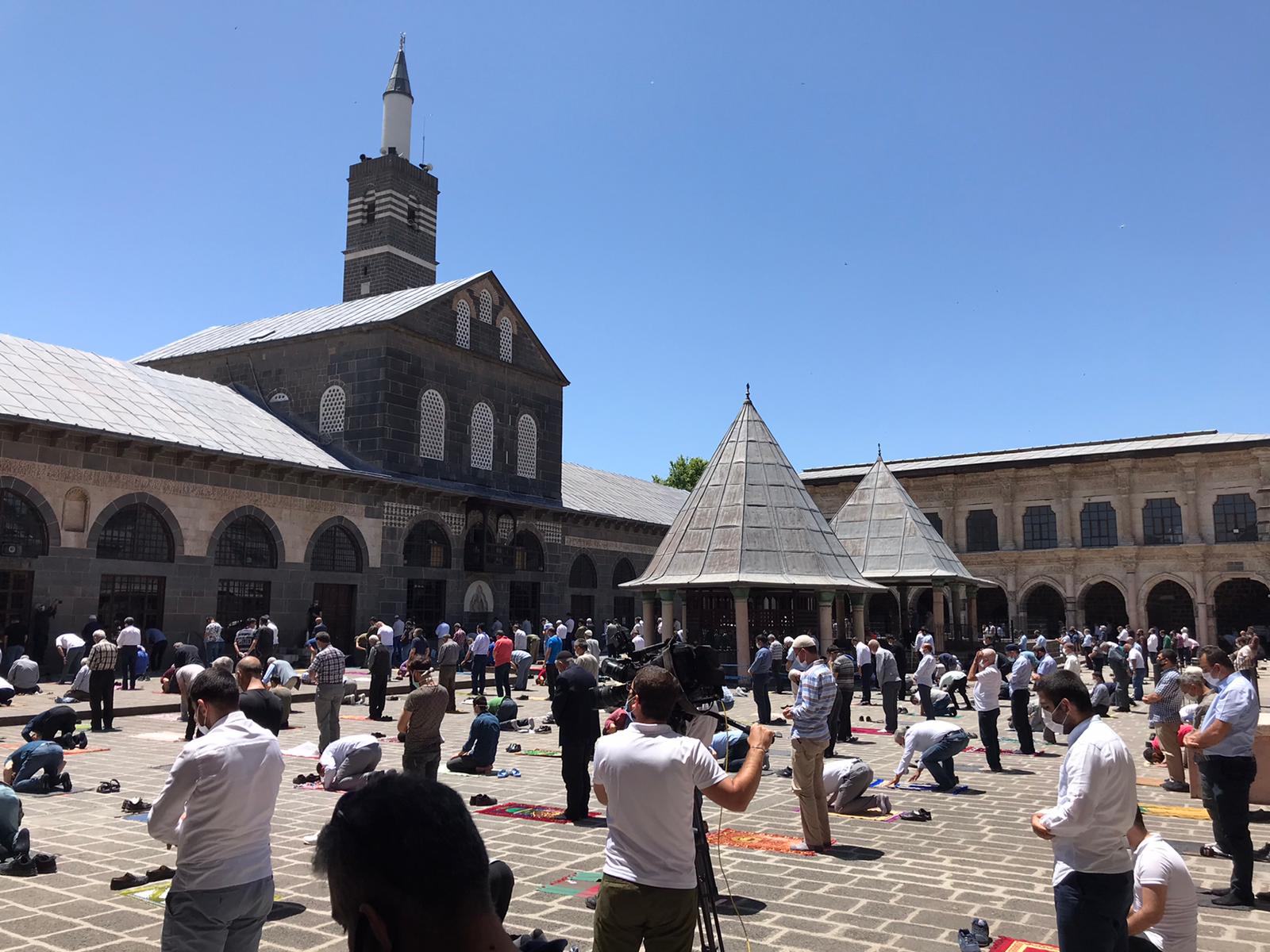 Foto: Diyarbakır’da salgın gölgesinde ilk cuma namazı